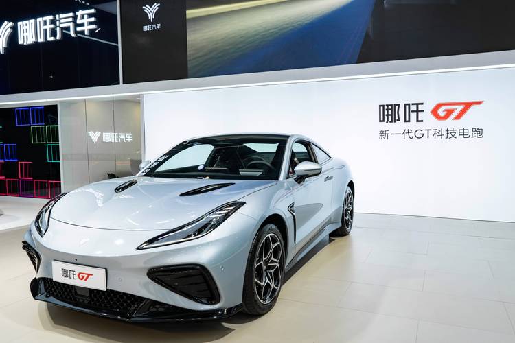 成都323哪吒汽车在智能汽车领域的表现，领途汽车在新能源汽车市场中的影响力